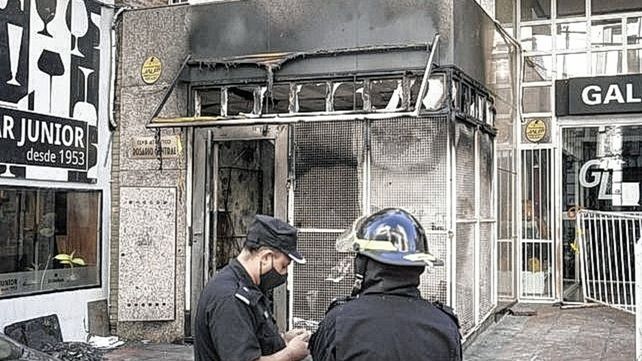 Este miércoles a la madrugada fue incendiada la sede de Rosario Central.
