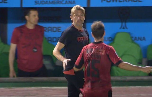 Heinze habla con Pittón. El técnico leproso llevó a Newells a la segunda fase de la Copa Sudamericana.
