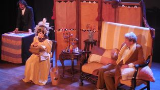 Dany López, Liliana Gioia y Héctor Ansaldi en una escena de “El Drama” sobre una ambiciosa escritora.