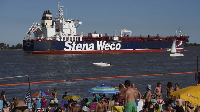 Los rosarinos buscaron la costa del rio para mitigar el calor
