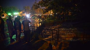 Buscan a la conductora del vehículo arrastrado por la corriente