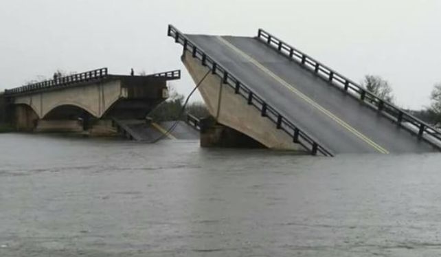Impactantes  imágenes del puente que cayó en la ruta nacional 12 por las fuertes lluvias en Corrientes