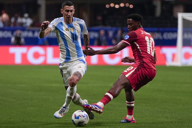 Di María falló en el control, pero en esa jugada en la que casi convierte la pelota le picó con dificultad.