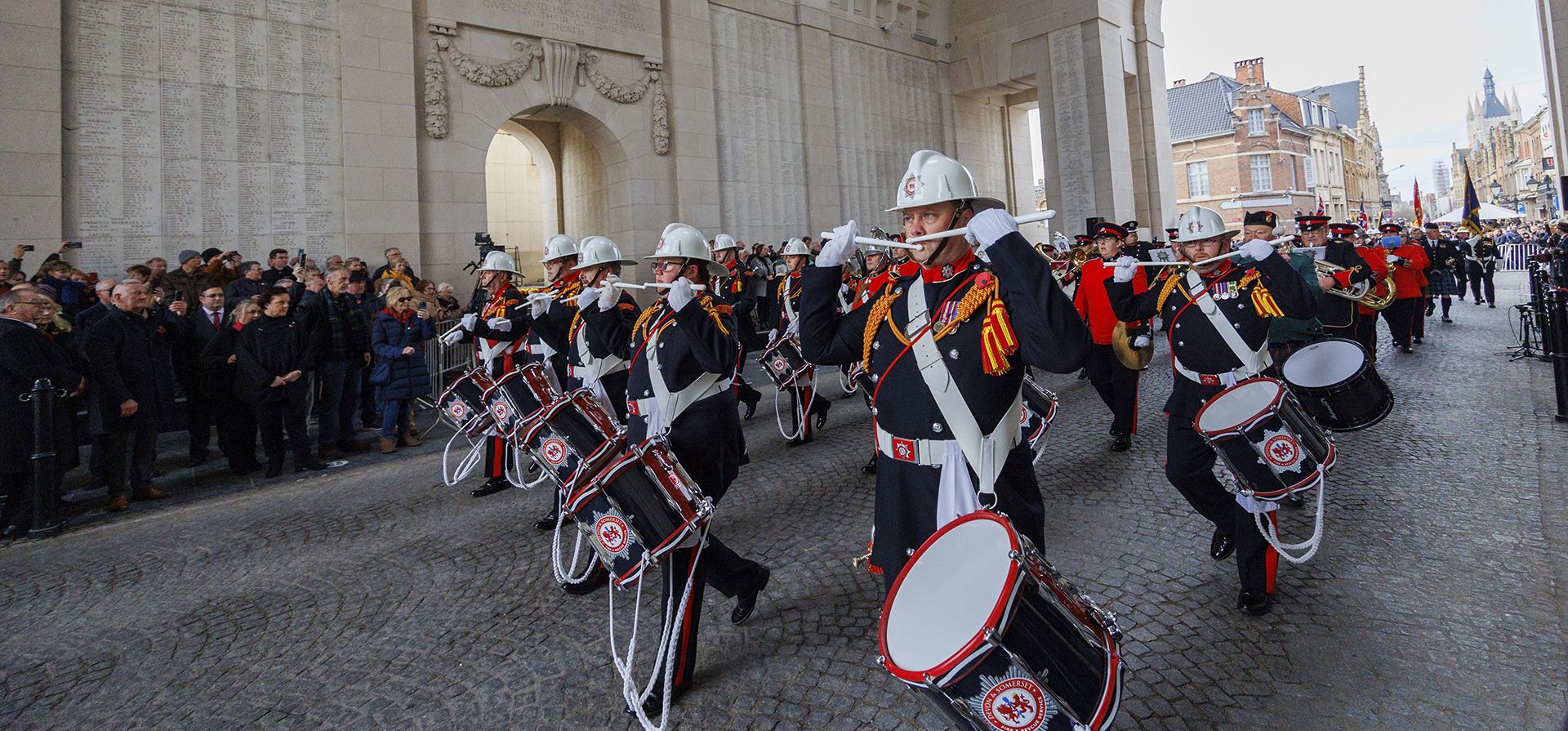 Una banda de tambores y gaitas marcha durante una ceremonia del Día del Armisticio en el Menin Gate Memorial to the Missing en Ypres, Bélgica, el viernes 11 de noviembre de 2022. Desde el final de la Primera Guerra Mundial en 1918, millones de visitantes, desde lugares tan lejanos como los EE. UU., Nueva Zelanda y Sudáfrica, han acudido en masa a los monumentos en el norte de Francia y Bélgica para rendir homenaje a los caídos.