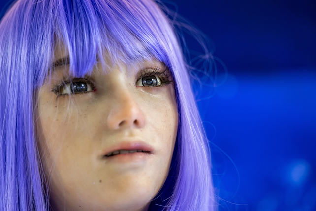 Desdémona, cantante de rock, se mostró desafiante y rechazó las regulaciones sobre robots. 