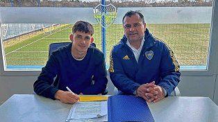 Rodrigo Bacidalupe junto al Chelo Delgado, firmando su primer contrato.