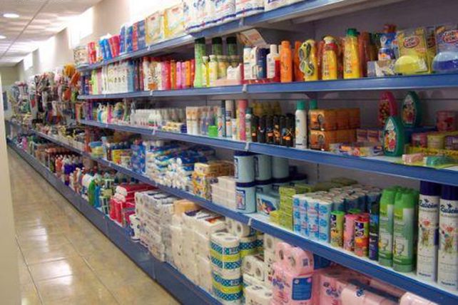 Los comercios locales comienzan a sentir el cierre de las importaciones