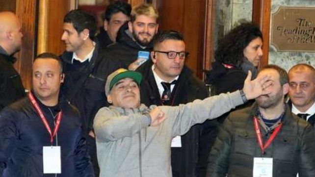 Maradona saludó a los fans napolitanos.
