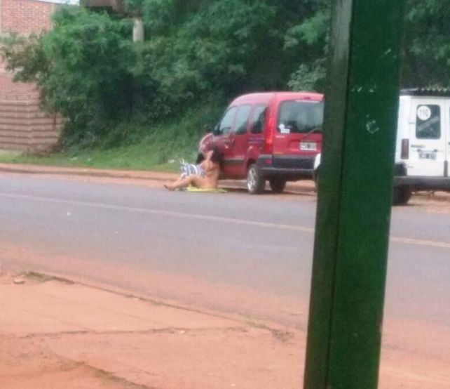 Una mujer se desnudó en el medio de la calle para que su novio cambie de idea