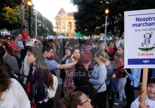 {altText(#NiUnaMenos. En junio hubo manifestaciones masivas contra la violencia de género en todo el país. Foto: José Busiemi / Diario UNO Santa Fe,En la provincia, durante 2015, hubo 31 femicidios)}