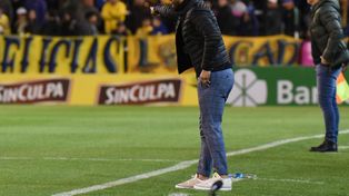 Tevez quiere dos jugadores más para terminar de armar el plantel de Central.