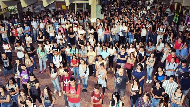 Recepción. Ingresantes en la sede Paraná de la Facultad de Ciencias de la Gestión.