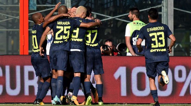 Inter ganó a domicilio y no se baja de la cima