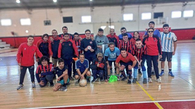 El fútbol inclusivo de Patronato se prepara junto a su entrenadora Carina Landra.