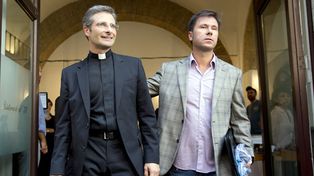 Teólogo vaticano contó que es homosexual y mostró a su novio