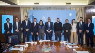 El ministro de Economía de la Nación, Sergio Massa; su par de Turismo y Deportes, Matías Lammens; y el secretario de Comercio, Matías Tombolini, firmaron un acuerdo con las entidades representantes del sector privado para establecer un cuadro de tarifas máximas en los alojamientos que participen en la tercera edición de PreViaje.