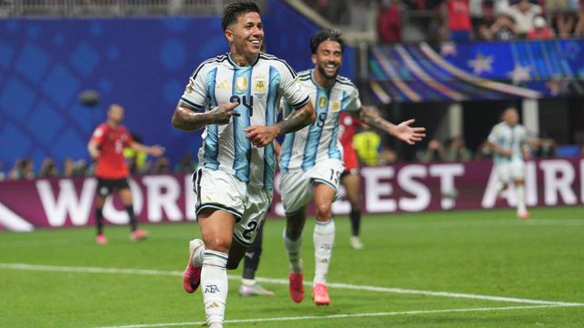 Enzo Fernández festeja el tercer tanto argentino que desató la locura de los hinchas argentinos