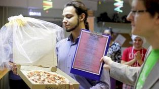 ¡Insólito! Un joven ruso se cansó de estar soltero y decidió casarse con una pizza