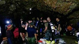 Los socorristas bajan el nivel del agua para rescatar a los 12 niños