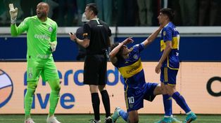 Cavani celebra con todo luego de su gol, lo más importante que hizo desde su llegada a Boca.