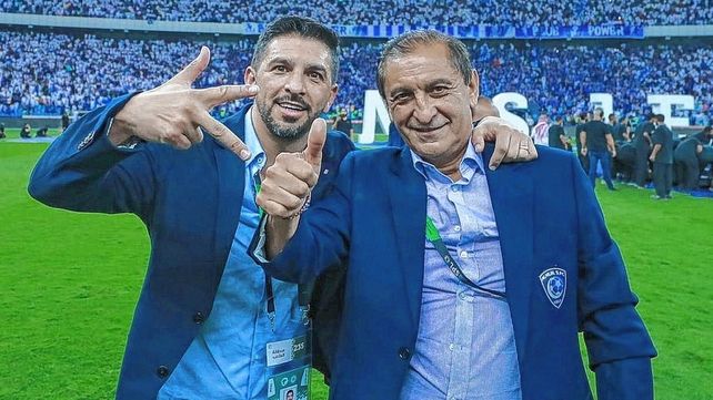 Ramón Díaz festeja con su hijo la obtención del campeonato.