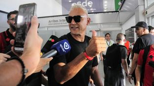 Kaylor Navas viajó todo el día para estar en el Coloso del Parque y ver a su nuevo equipo, Newells, desde un palco. Fue muy aplaudido.