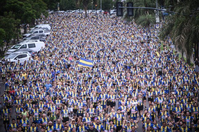La calle hecha tribuna. Los canallas le dieron un marco notable a la Maratón de Central.