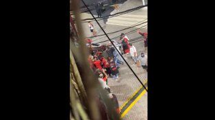 Los hinchas contra el joven periodista. Repudio de la prensa local.