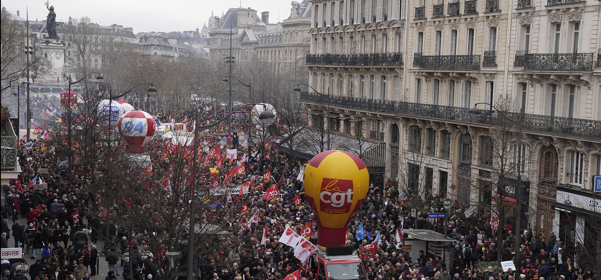 La gente marcha durante una manifestación el martes 28 de marzo de 2023 en París. Hay manifestaciones y huelgas en todo el país contra las impopulares reformas de las pensiones y la campaña del presidente Emmanuel Macron para aumentar la edad legal de jubilación en Francia de 62 a 64 años. (AP Photo/Christophe Ena)