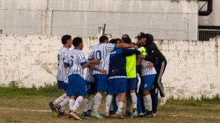 Liga Paranaense: Sportivo Urquiza festejó en barrio Pirola y hundió a Peñarol