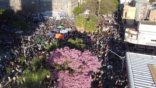 Una multitud de santafesinos se movilizó en defensa de la educación pública: las imágenes