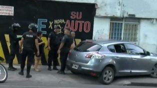 El Megane terminó arriba de la vereda, donde chocó una puerta al lado de un estacionamiento. (Foto: captura de TV)