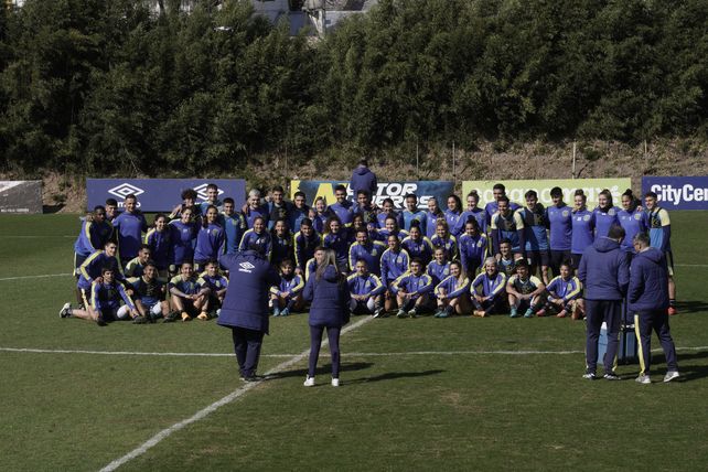 Todes. El plantel profesional de Central junto al equipo femenino, por el Día de la Futbolista.