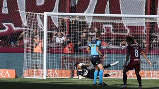 Servio se arrojó hacia su derecha y la pelota pasó lejísimo, por arriba del travesaño.