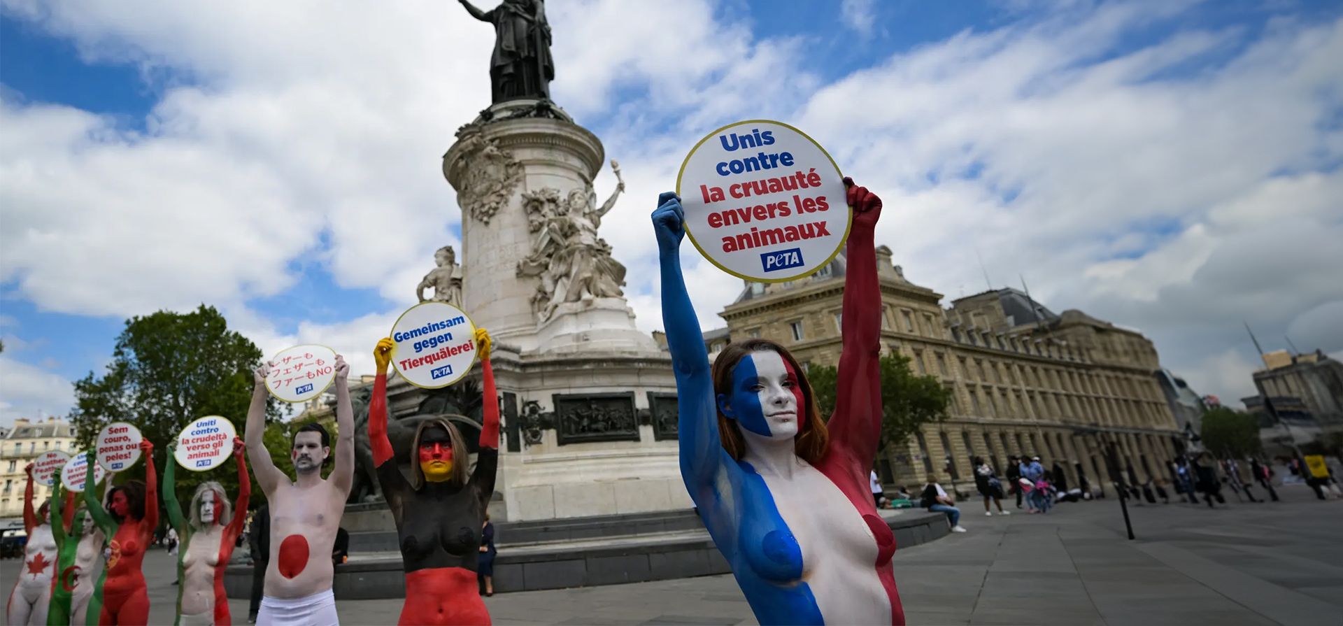 Activistas pintados con los colores de las banderas del mundo participan en una manifestación, convocada por la ONG Trato Ético de los Animales (Peta), para protestar contra el uso de animales en la moda, en la Plaza de la República, París, Francia. Fotografía: Bertrand Guay/AFP/Getty Images Activistas pintados con los colores de las banderas del mundo participan en una manifestación, convocada por la ONG Trato Ético de los Animales (Peta), para protestar contra el uso de animales en la moda, en la Plaza de la República, París, Francia. Fotografía: Bertrand Guay/AFP/Getty Images
