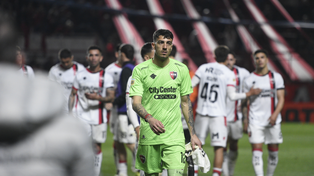 Ramiro Macagno se retira en primera fila. Los futbolistas de Newells tuvieron una pobrísima actuación.