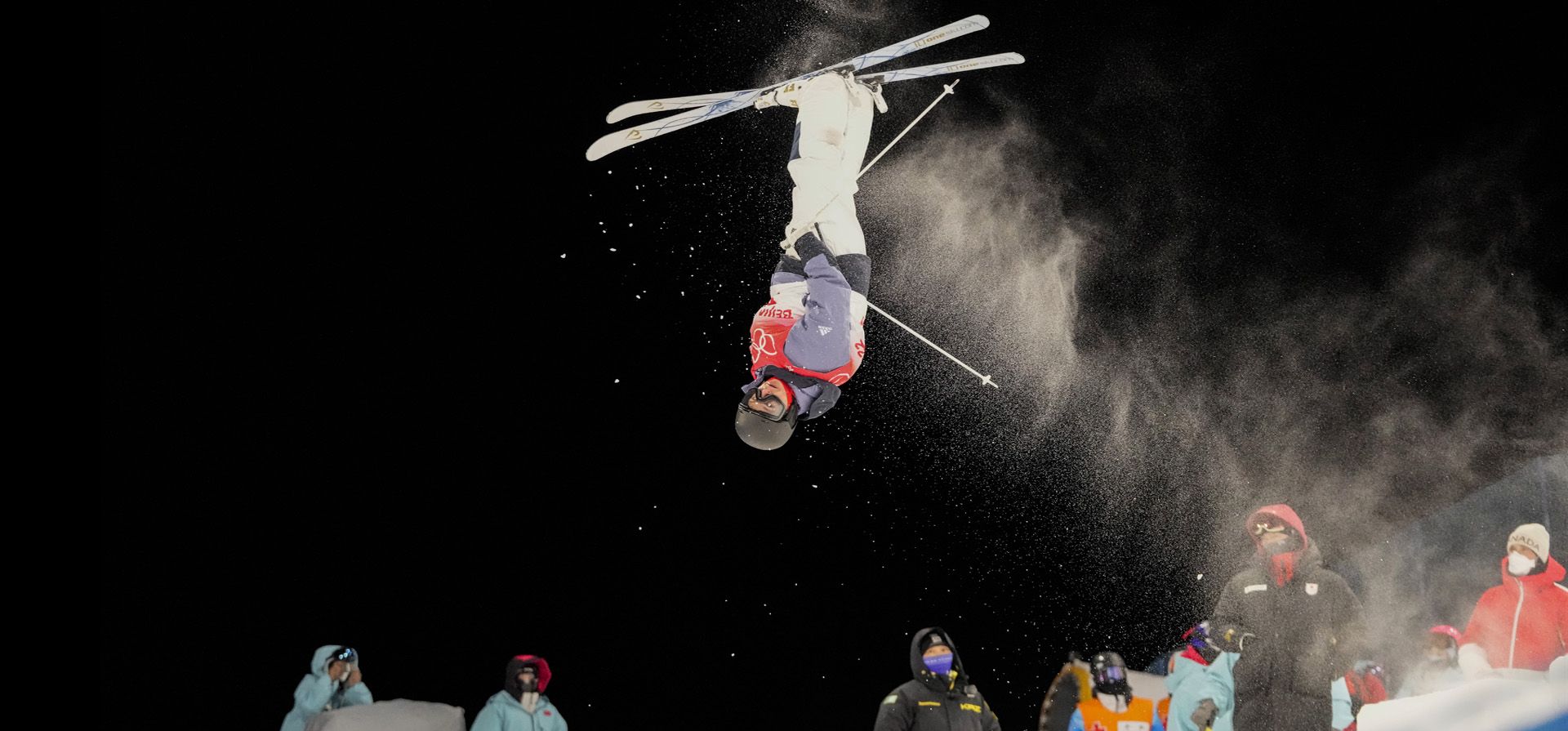 El británico William Feneley entrena para la competencia de esquí de moguls de estilo libre antes de los Juegos Olímpicos de Invierno de 2022, el martes 1 de febrero de 2022 en Zhangjiakou, China.