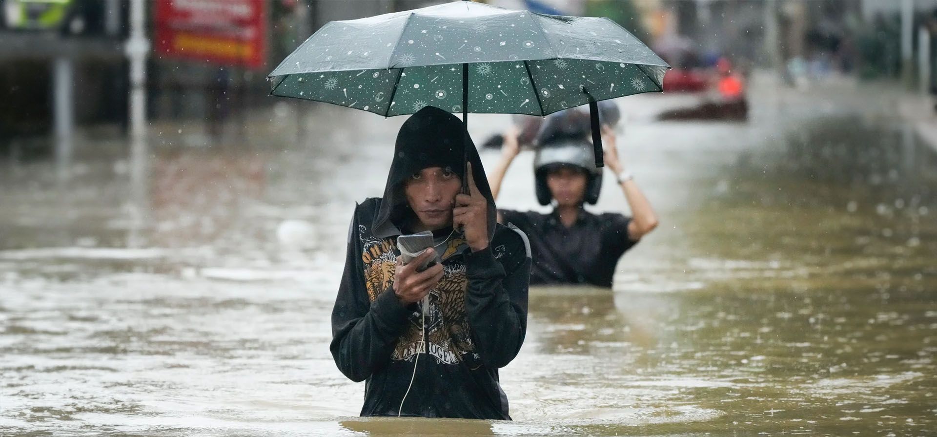 La gente camina a lo largo de una calle inundada después de las fuertes lluvias de la tormenta tropical Yagi en Cainta, Filipinas. Fotografía: Aaron Favila/AP La gente camina a lo largo de una calle inundada después de las fuertes lluvias de la tormenta tropical Yagi en Cainta, Filipinas. Fotografía: Aaron Favila/AP