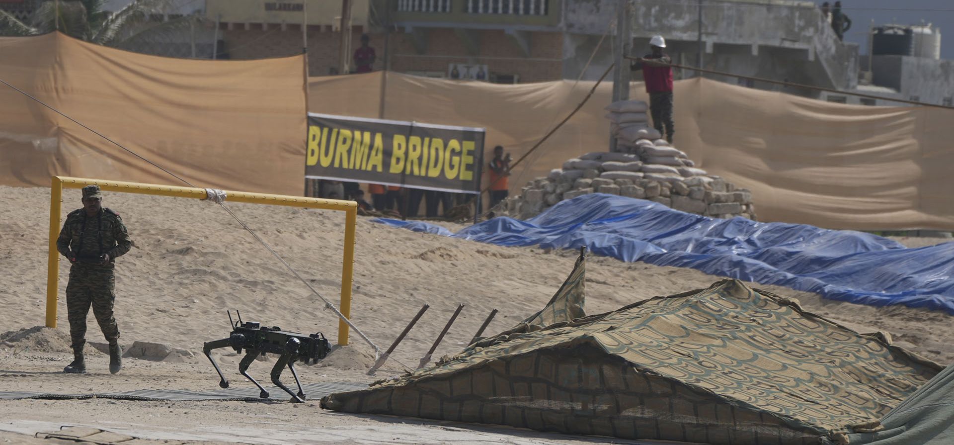 Un soldado opera un perro robótico para una demostración de búsqueda y rescate durante un ejercicio conjunto multilateral anual de asistencia humanitaria y socorro en casos de desastre (HADR) denominado 'Sanyukt Vimochan 2024' en el escenario de un ciclón en Porbandar, India, el martes 19 de noviembre de 2024. (Foto AP/Ajit Solanki) Un soldado opera un perro robótico para una demostración de búsqueda y rescate durante un ejercicio conjunto multilateral anual de asistencia humanitaria y socorro en casos de desastre (HADR) denominado 'Sanyukt Vimochan 2024' en el escenario de un ciclón en Porbandar, India, el martes 19 de noviembre de 2024. (Foto AP/Ajit Solanki)