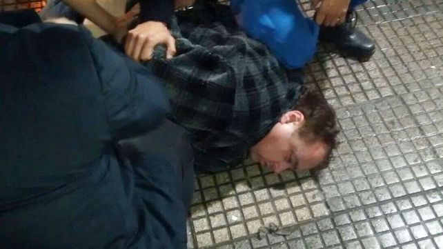 Arrestado. El momento de la detención de la Tota Santillán tras intentar robar un comercio.
