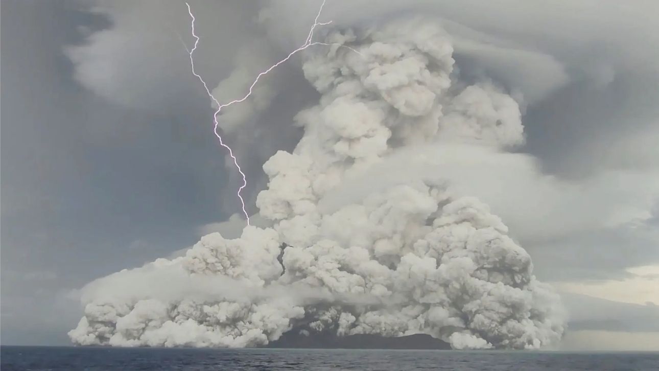 La erupción del volcán de Tonga en imágenes