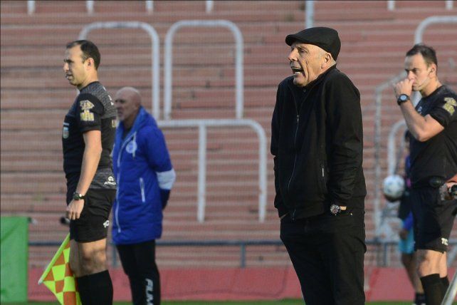 Miguel Angel Russo mueve el tablero para recibir a Sarmiento