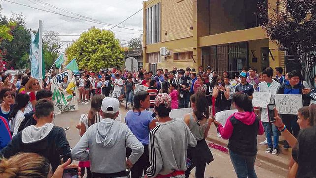juntos. La convocatoria de los estudiantes concitó también la adhesión de docentes y autoridades