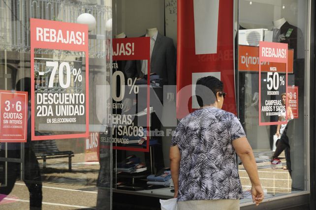Los comercios locales anticipan la liquidación de temporada para repuntar las ventas