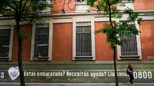 El teléfno de la Red Nacional de Acompañamiento a la Mujer con Embarazo Vulnerable pintado en la pared del colegio San José de Rosario. Foto: Celina Mutti Lovera