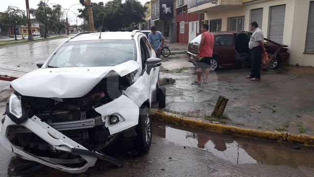 Impactante choque con tres mujeres heridas en Zeballos y Peñaloza