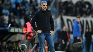 El ex-Newells y entrenador de Racing llega al Gigante con un arranque ganador