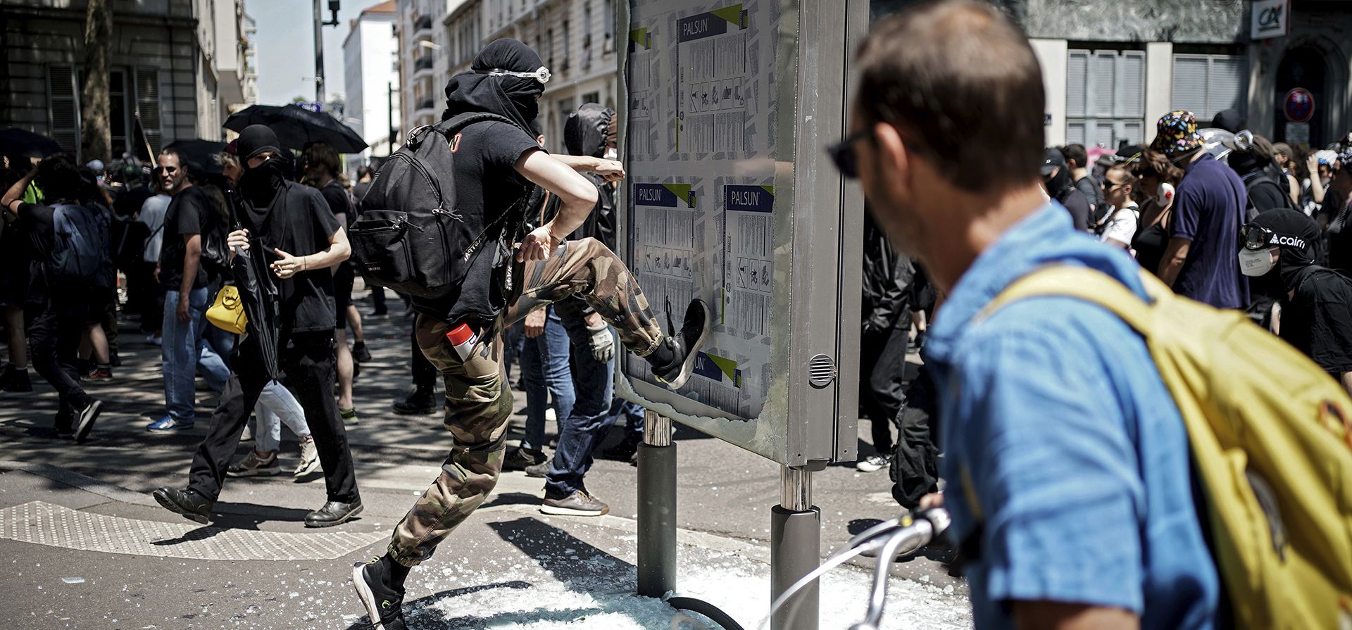 Un hombre salta para romper una valla publicitaria durante una protesta en Lyon, centro de Francia. Los sindicatos franceses buscan reavivar la resistencia a la mayor edad de jubilación del presidente Emmanuel Macron con lo que podría ser una última oleada de protestas y huelgas dispersas en todo el país. (Foto AP/Laurent Cipriani) Un hombre salta para romper una valla publicitaria durante una protesta en Lyon, centro de Francia. Los sindicatos franceses buscan reavivar la resistencia a la mayor edad de jubilación del presidente Emmanuel Macron con lo que podría ser una última oleada de protestas y huelgas dispersas en todo el país. (Foto AP/Laurent Cipriani)