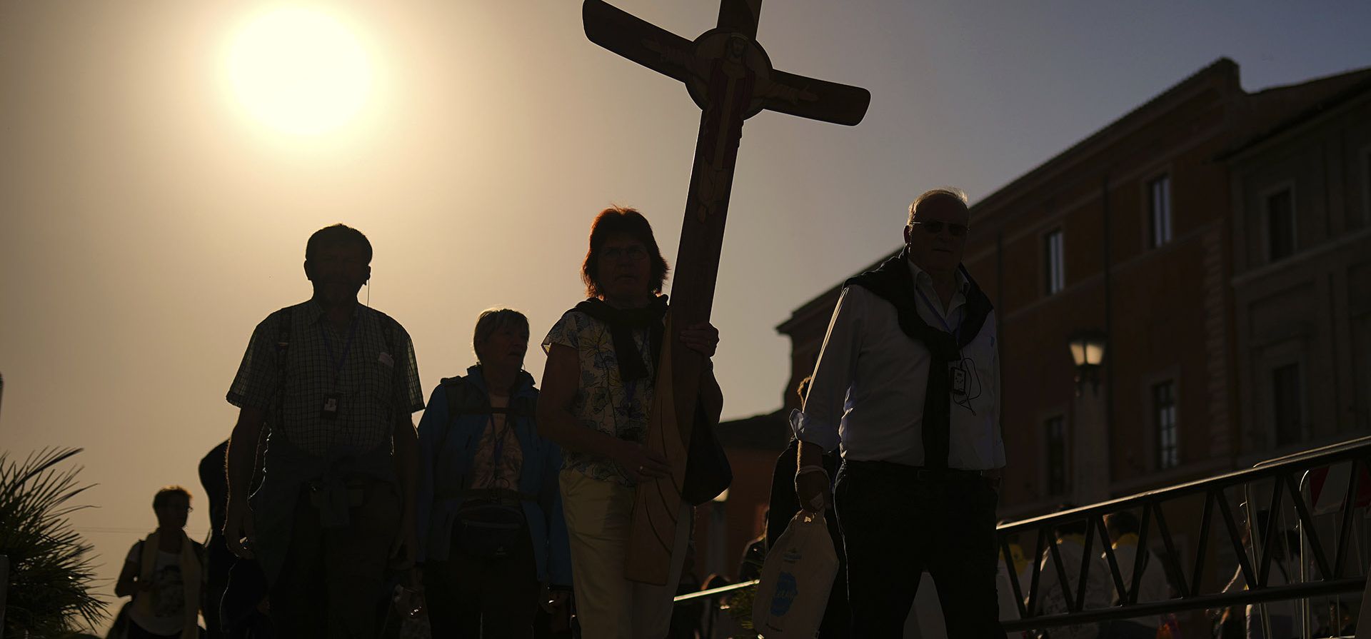 Peregrinos llegan a la Plaza de San Pedro del Vaticano, el 22 de abril de 2025. (AP Foto/Francisco Seco) Peregrinos llegan a la Plaza de San Pedro del Vaticano, el 22 de abril de 2025. (AP Foto/Francisco Seco)