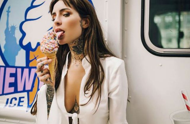 Candelaria Tinelli se mostró súper hot con un accesorio que agregó a su escote